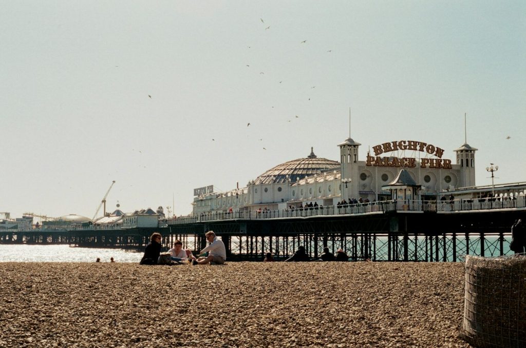 La jetée de Brighton Palace Pier et sa plage, en Angleterre