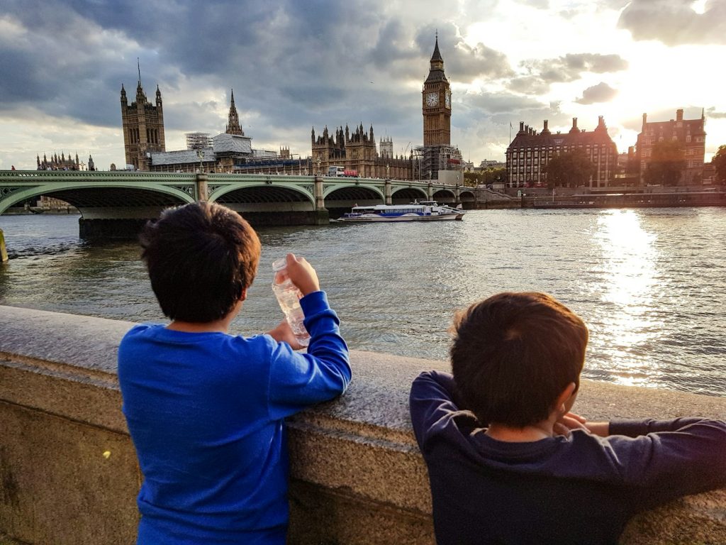 Deux jeunes face à Big Ben et au pont de Westminster, à Londres